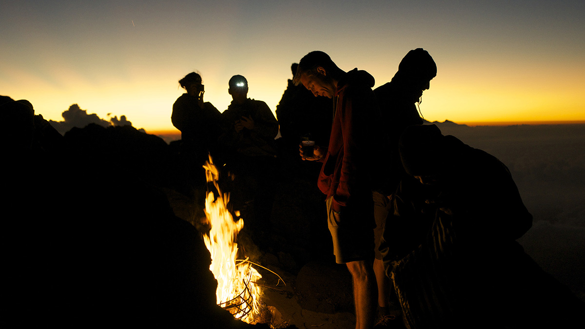 Feu de camp au sommet d'un volcan en Indonésie