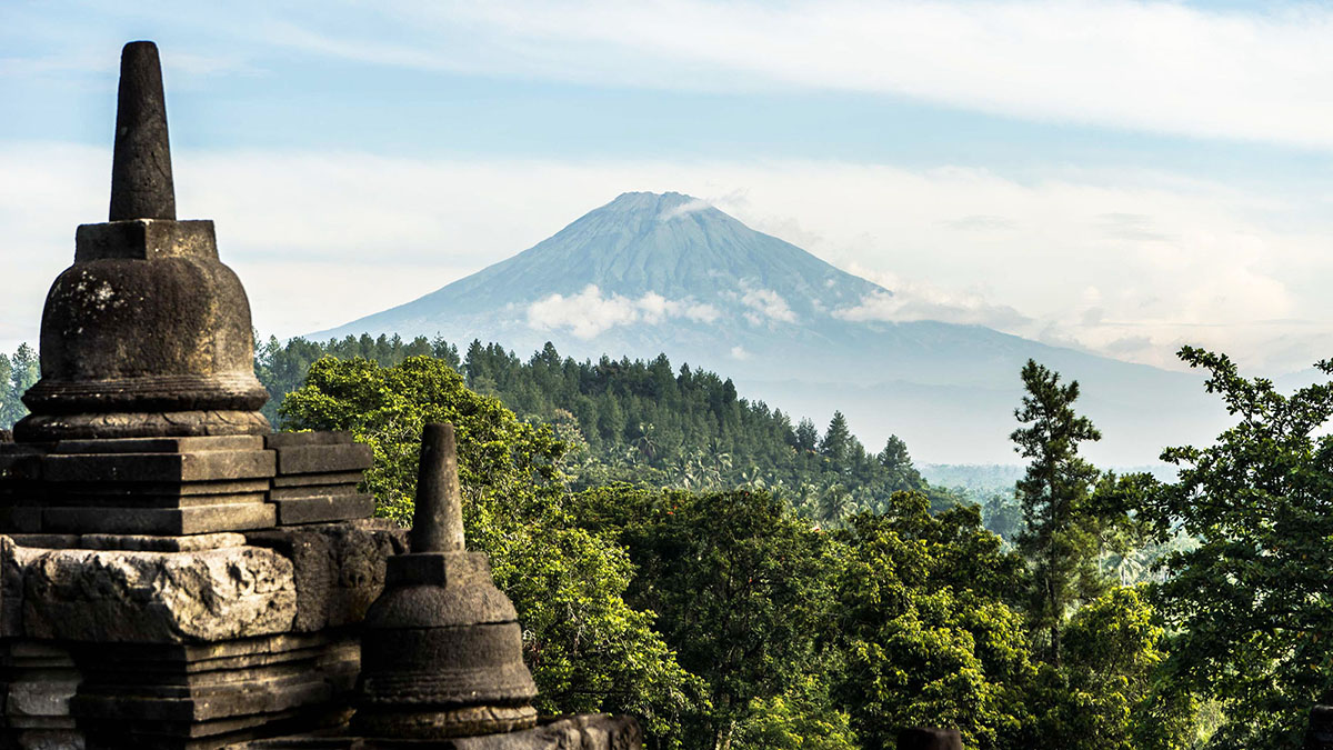 Vue sur le Merapi depuis le temple de Borobudur, à Java