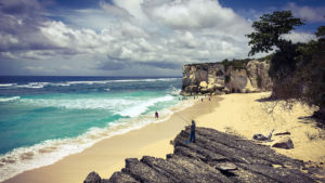 Pécheur sur la plage de Watu Bela à Sumba