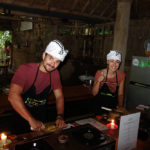 Couple de voyageurs lors d'un cours de cuisine à Bali