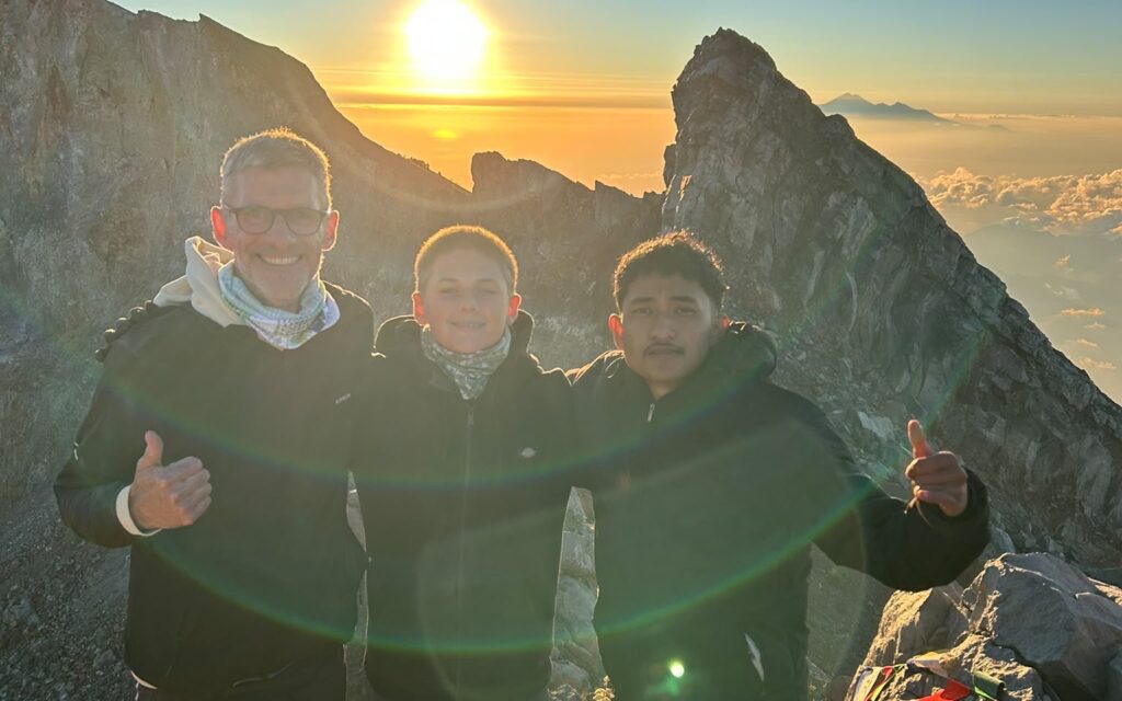 Voyageurs au sommet du volcan Agung à Bali