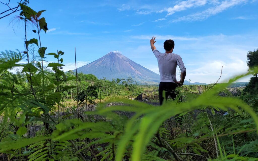 Voyageur devant le Semeru