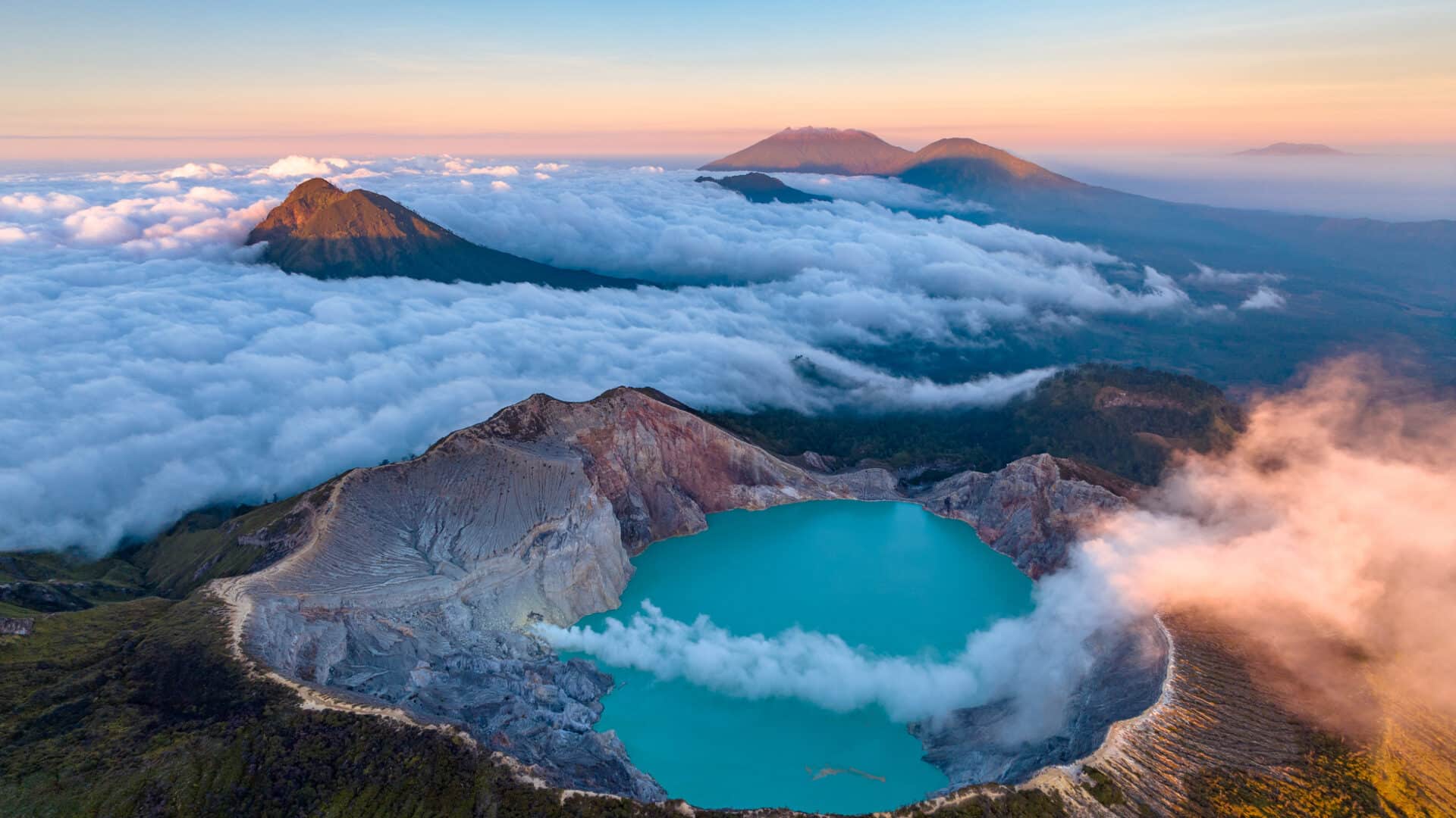 Vue aérienne du cratère du volcan Kawah Ijen au lever du soleil, à Java Est, Indonésie